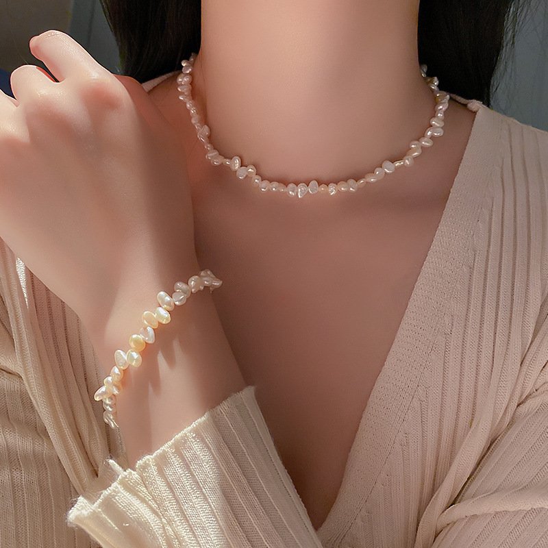 Pearl Necklaces for Women, Dainty White Pearl Necklace 6MM Round Small Imitation Pearls Necklace Choker Bridesmaid Necklaces for Wedding Prom Jewelry Gifts